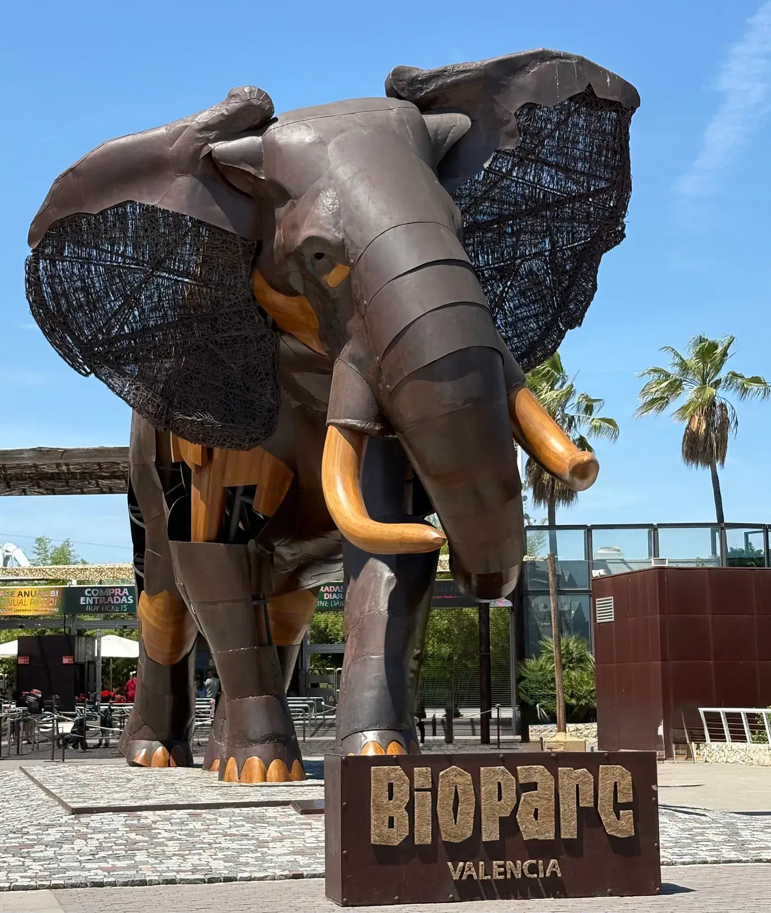 Gran escultura de elefante en la entrada del Bioparc de Valencia