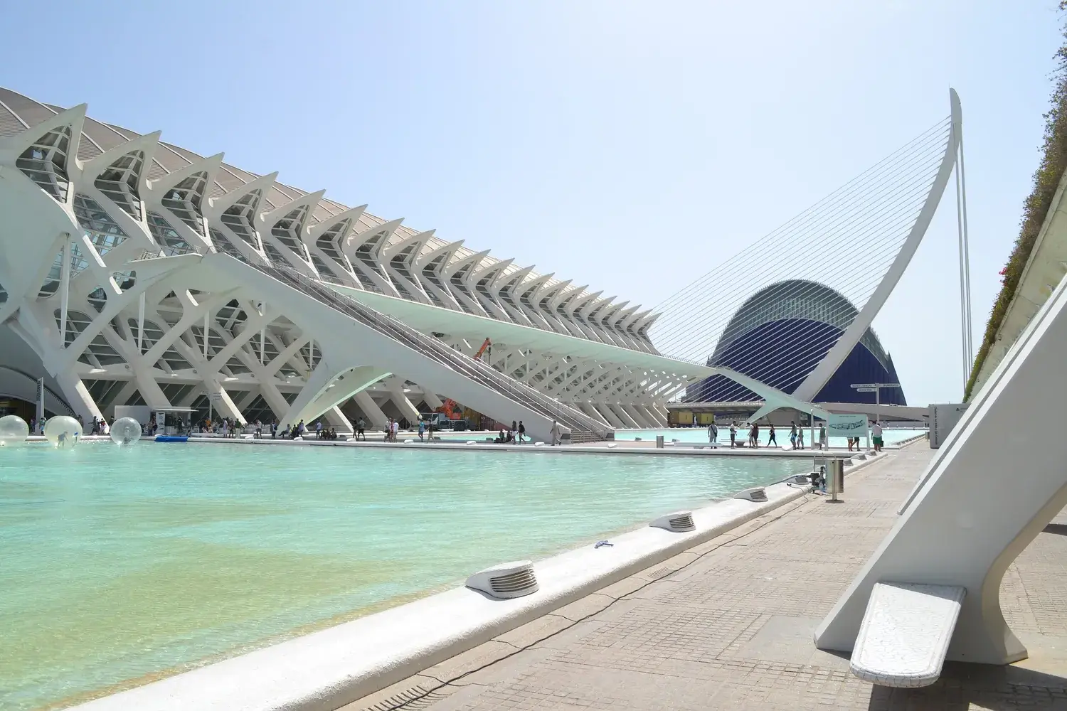 La façade nervurée du Museu de les Ciències se reflétant dans un long bassin