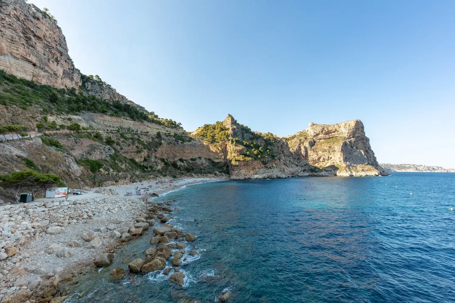 La cala del Moraig, crique de galets au pied de hautes falaises et eau turquoise