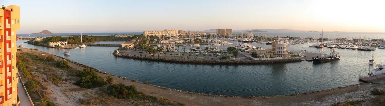 Panorama van het kanaal van La Manga en de haven Tomás Maestre