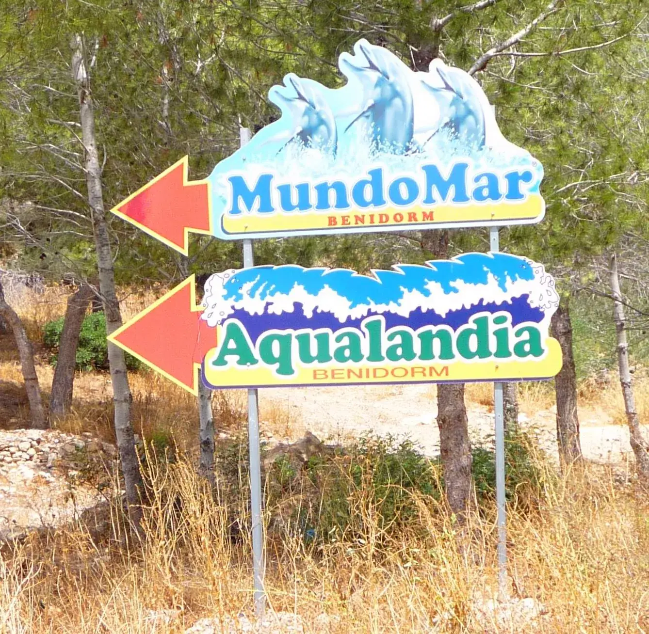 Señal de carretera que indica la dirección de Mundomar y Aqualandia en Benidorm