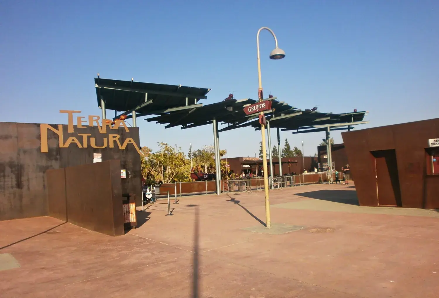 Entrada de Terra Natura Benidorm con su pórtico y sus pérgolas