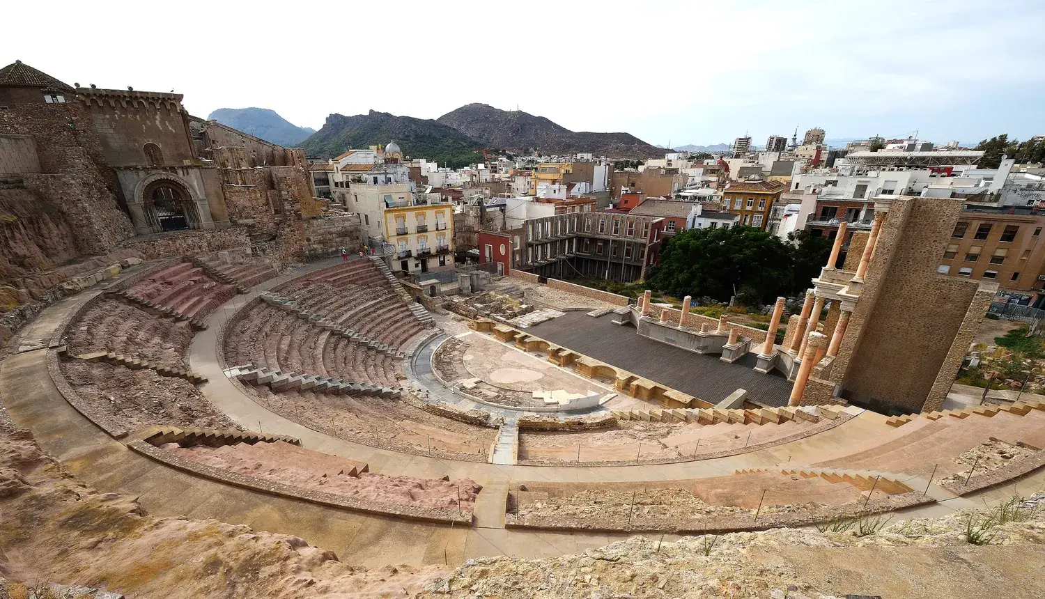 Vue d’ensemble du théâtre romain de Carthagène et de ses gradins restaurés
