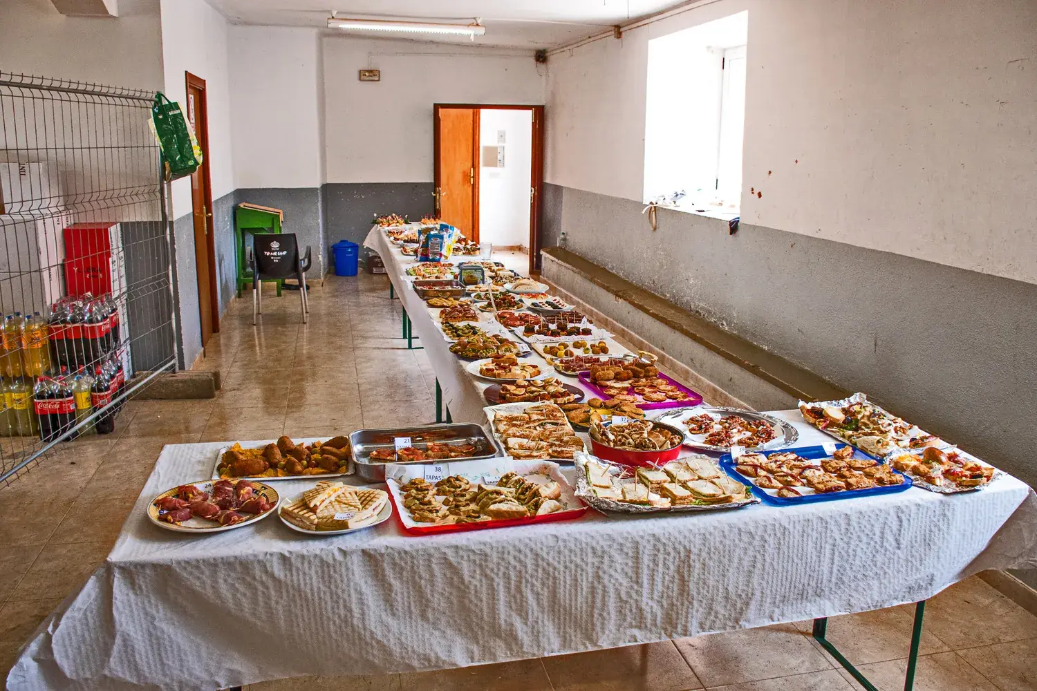 Presentación de tapas variadas durante un concurso, sobre una barra