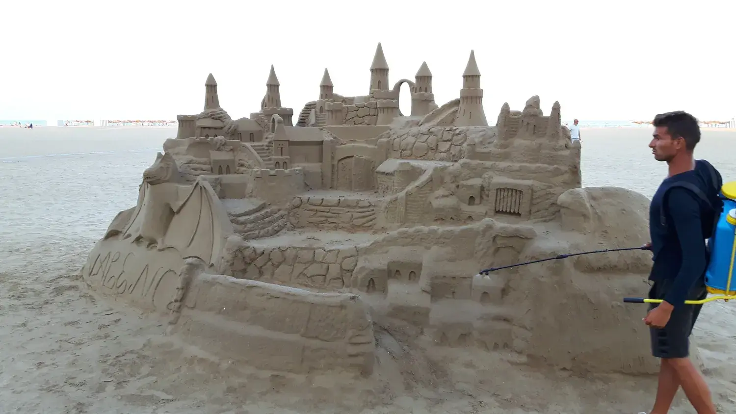 Gran castillo de arena esculpido en la playa de la Malvarrosa