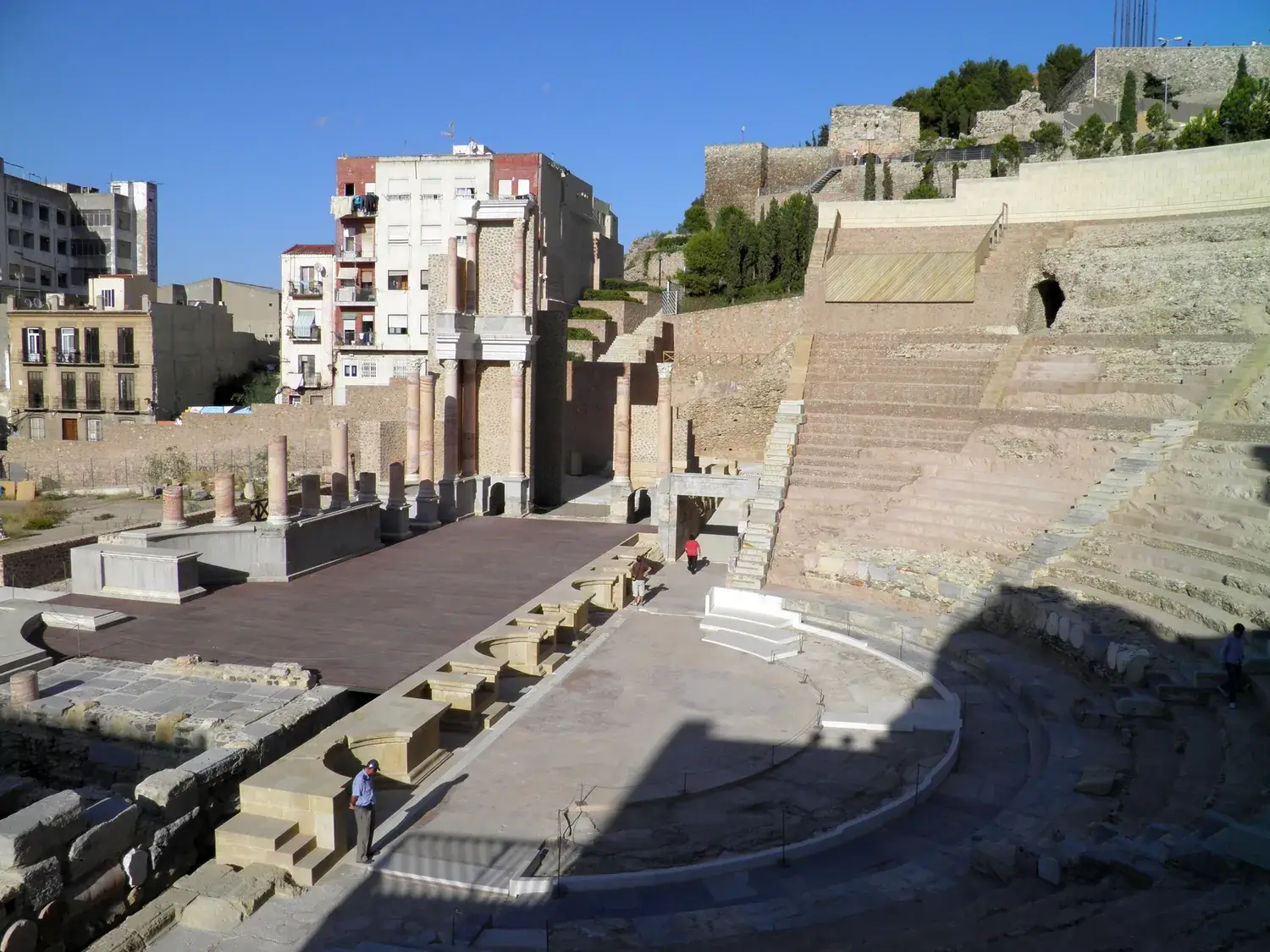 Le théâtre romain de Carthagène vu d’en haut, entouré des immeubles de la ville