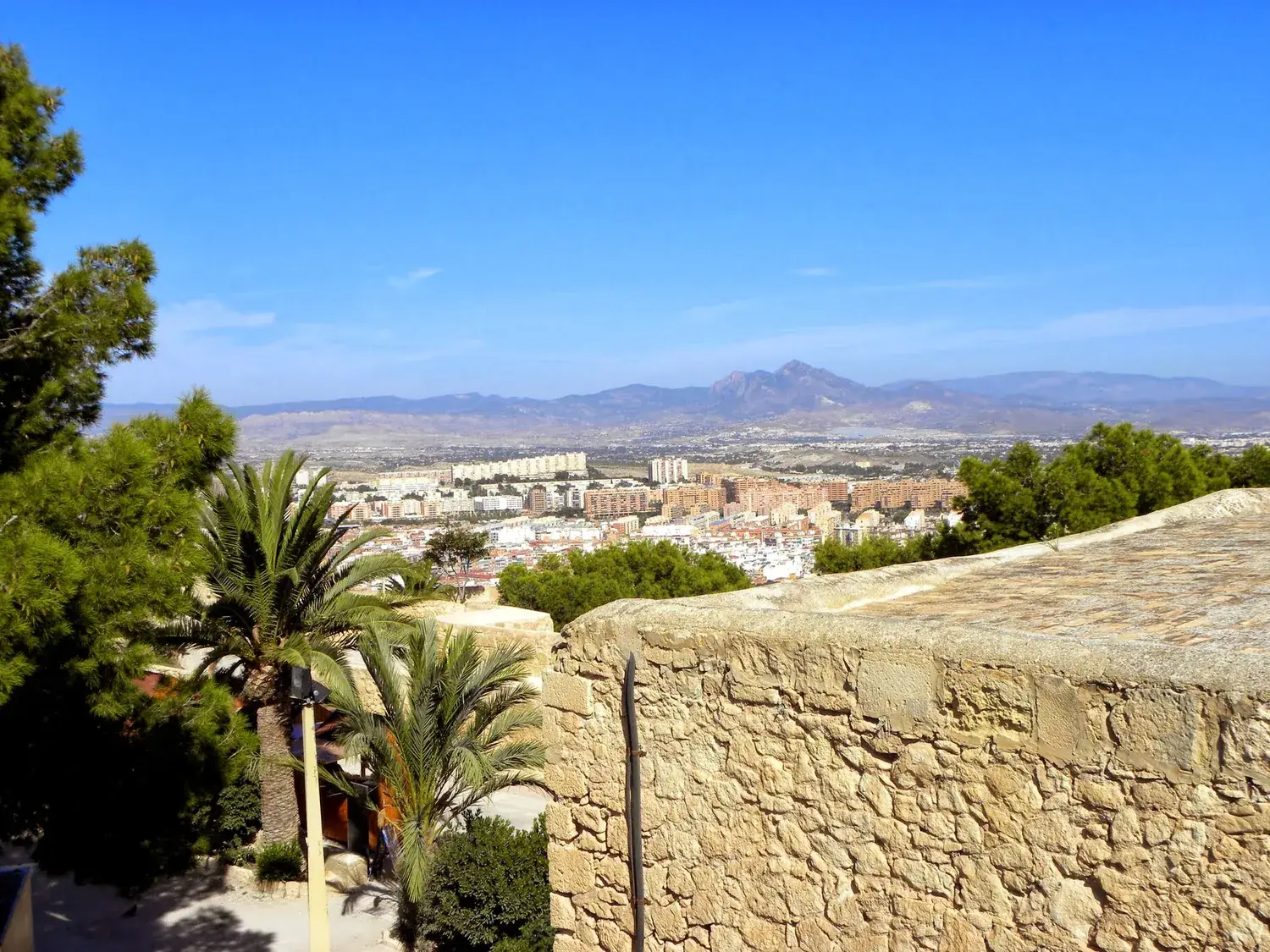 Vue sur la ville d’Alicante depuis les remparts du château de Santa Bárbara
