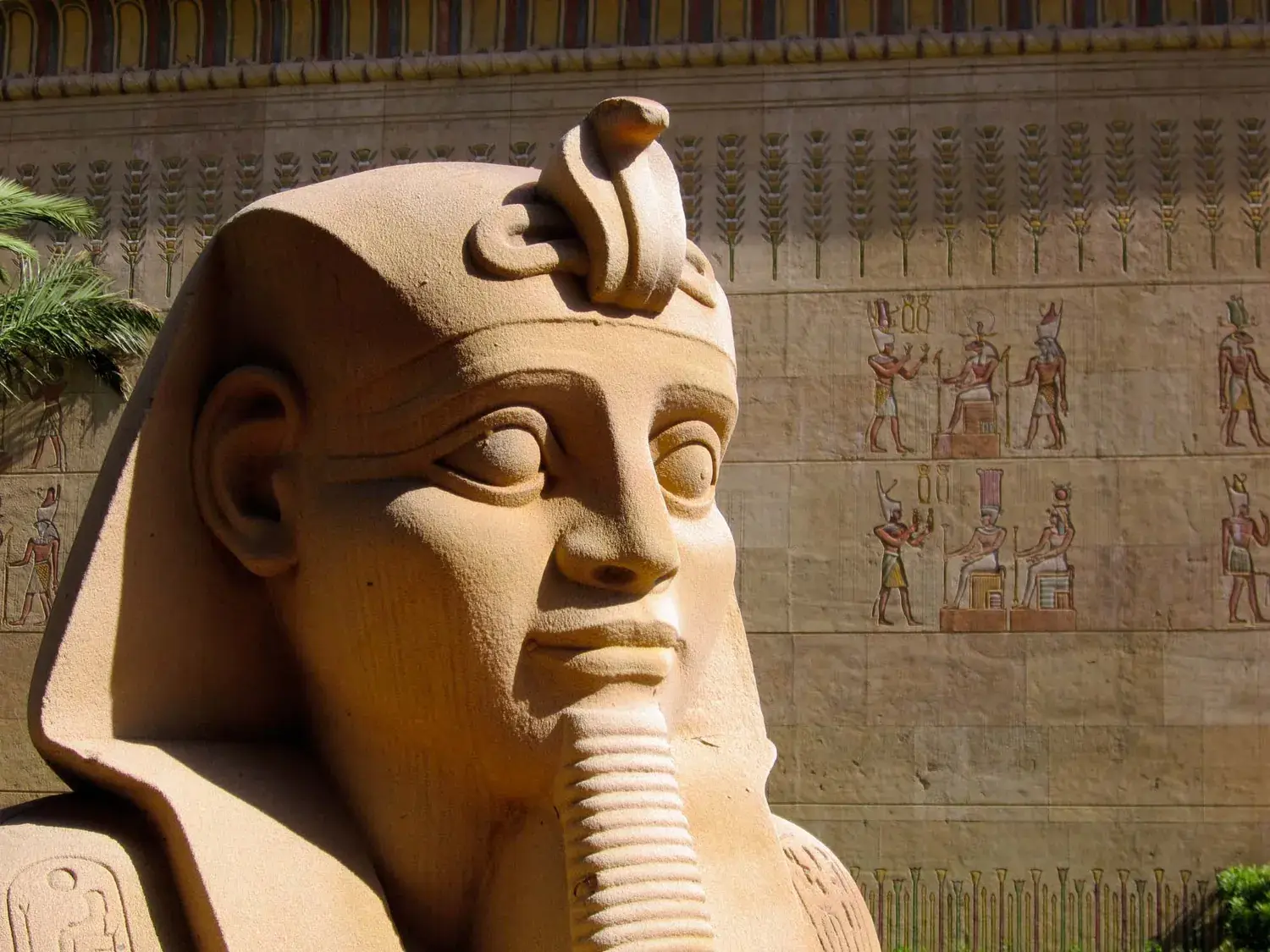 Sphinx sculpté à l’entrée de la pyramide de la zone Égypte