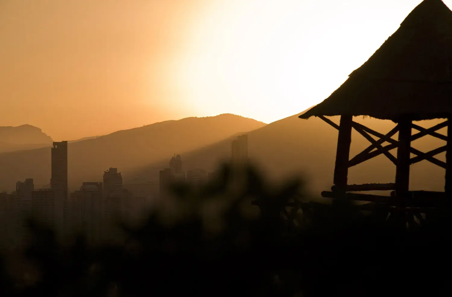 Puesta de sol sobre Benidorm vista desde la salida de Mundomar