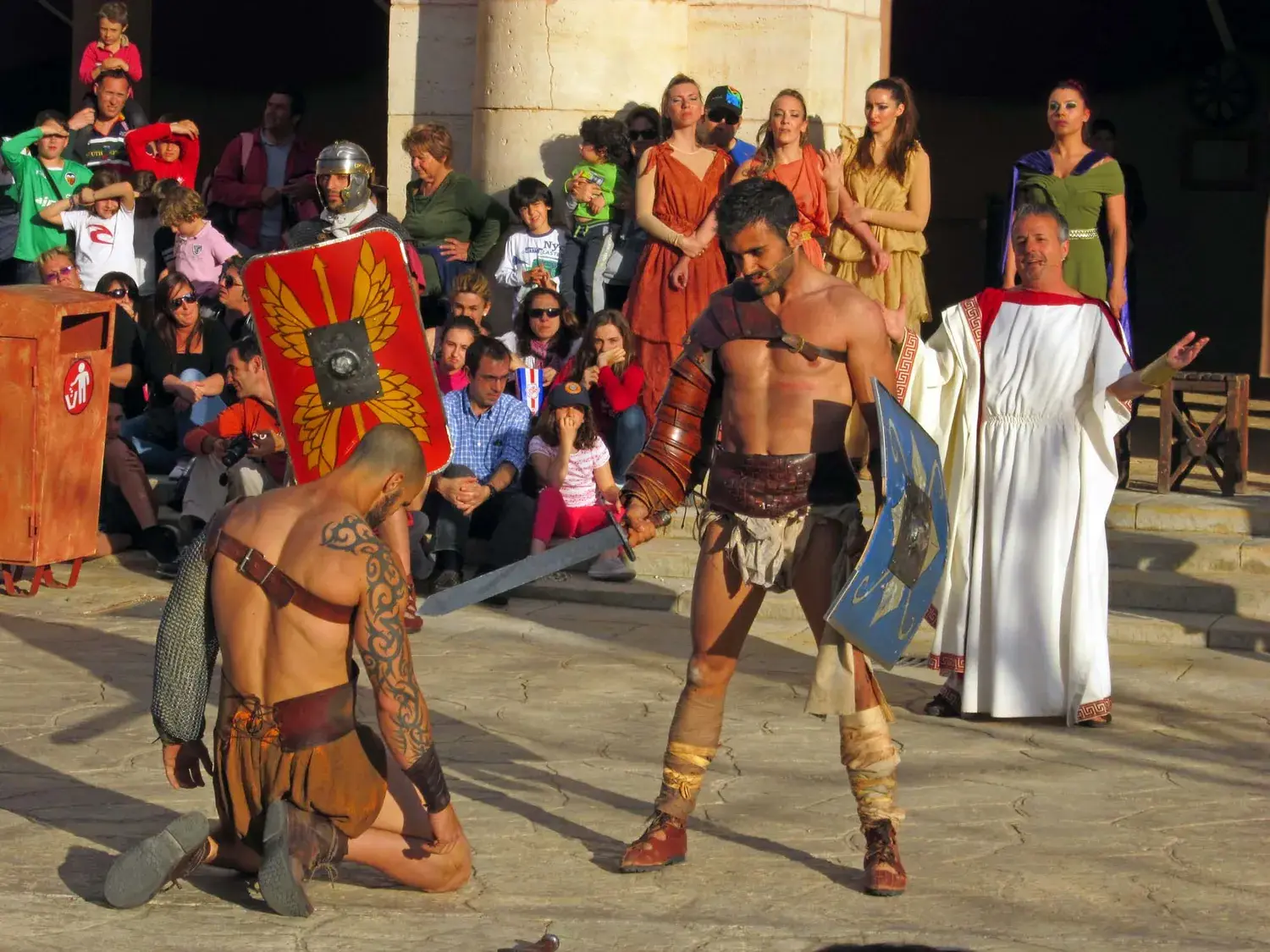 Spectacle de gladiateurs dans une rue de la zone Rome, devant le public