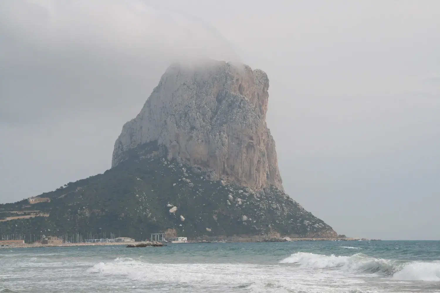 Le Peñón de Ifach enveloppé d’une brume légère au-dessus de la mer