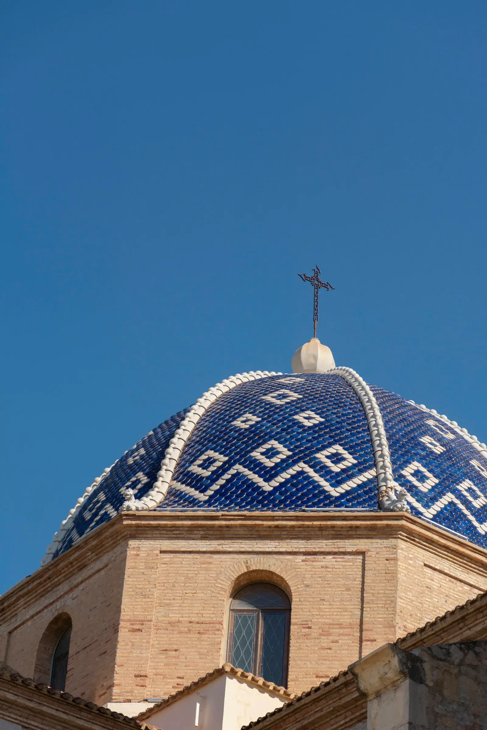 Cúpula azul y blanca de una iglesia mediterránea