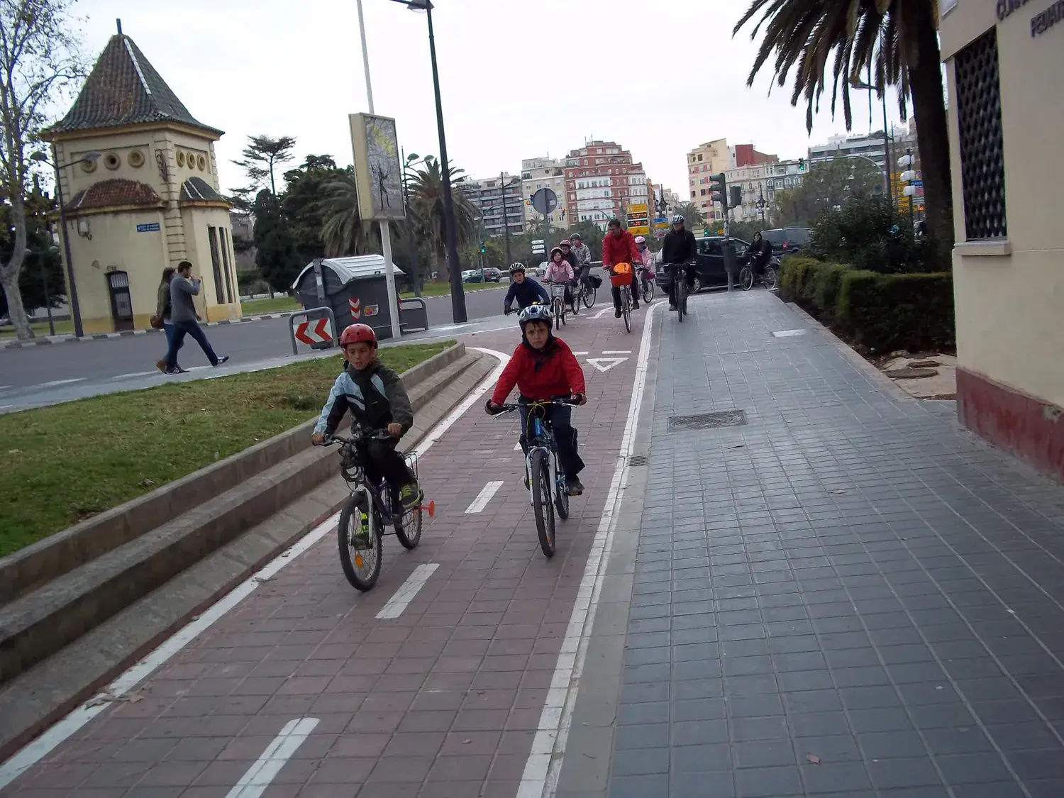Familias en bici por el carril bici del jardín del Turia en Valencia