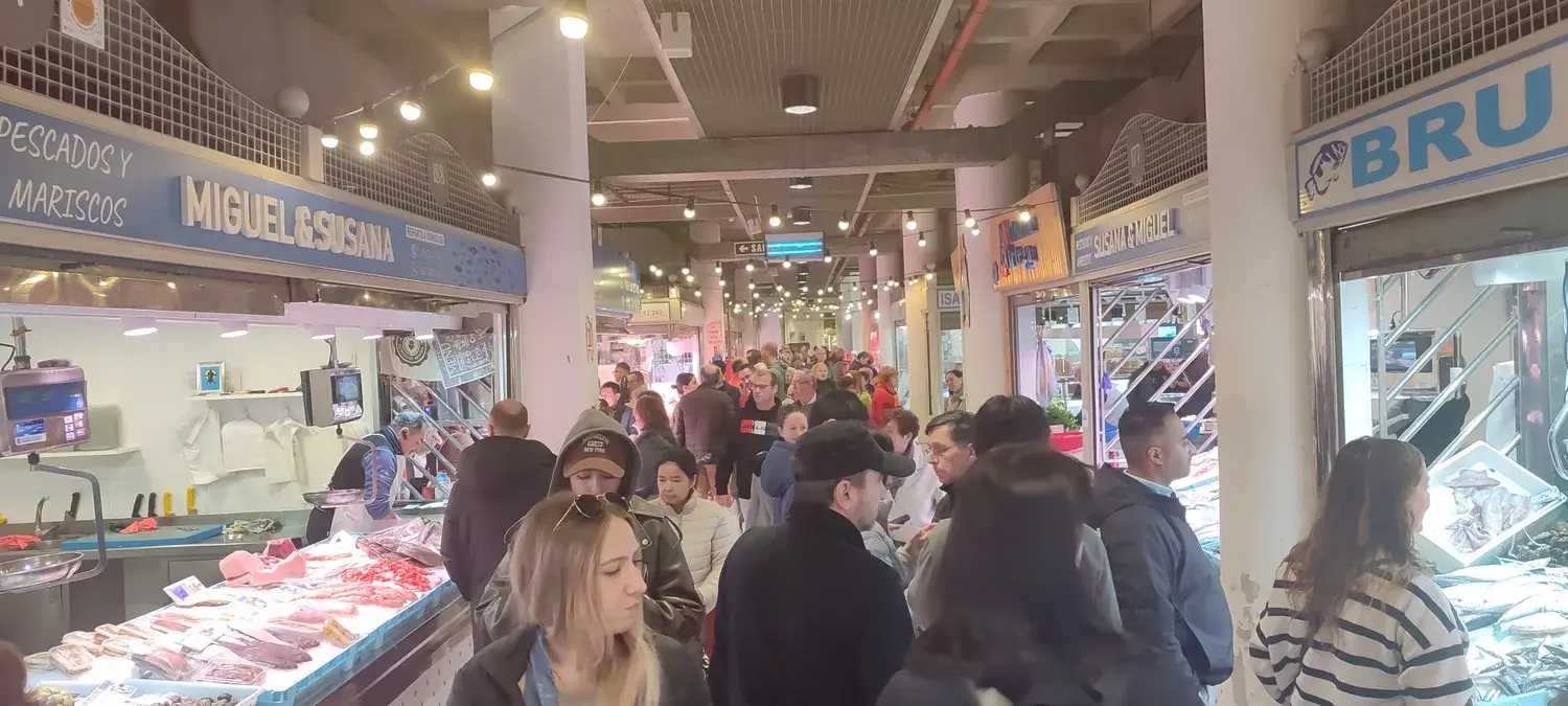 Busy crowds between the stalls of Alicante’s central market