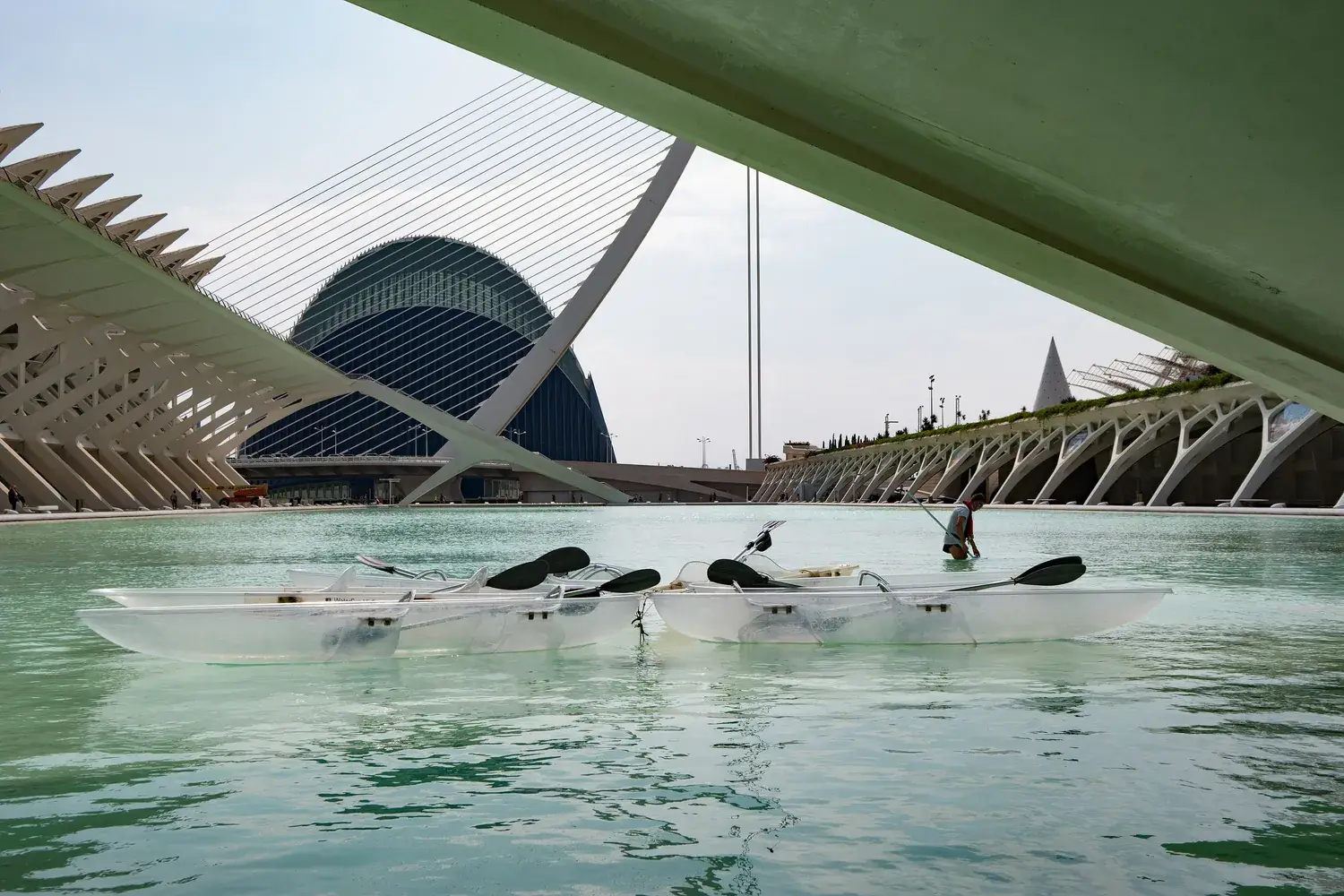 Visiteurs en canoë sur le bassin devant les bâtiments de la Cité des Arts et des Sciences