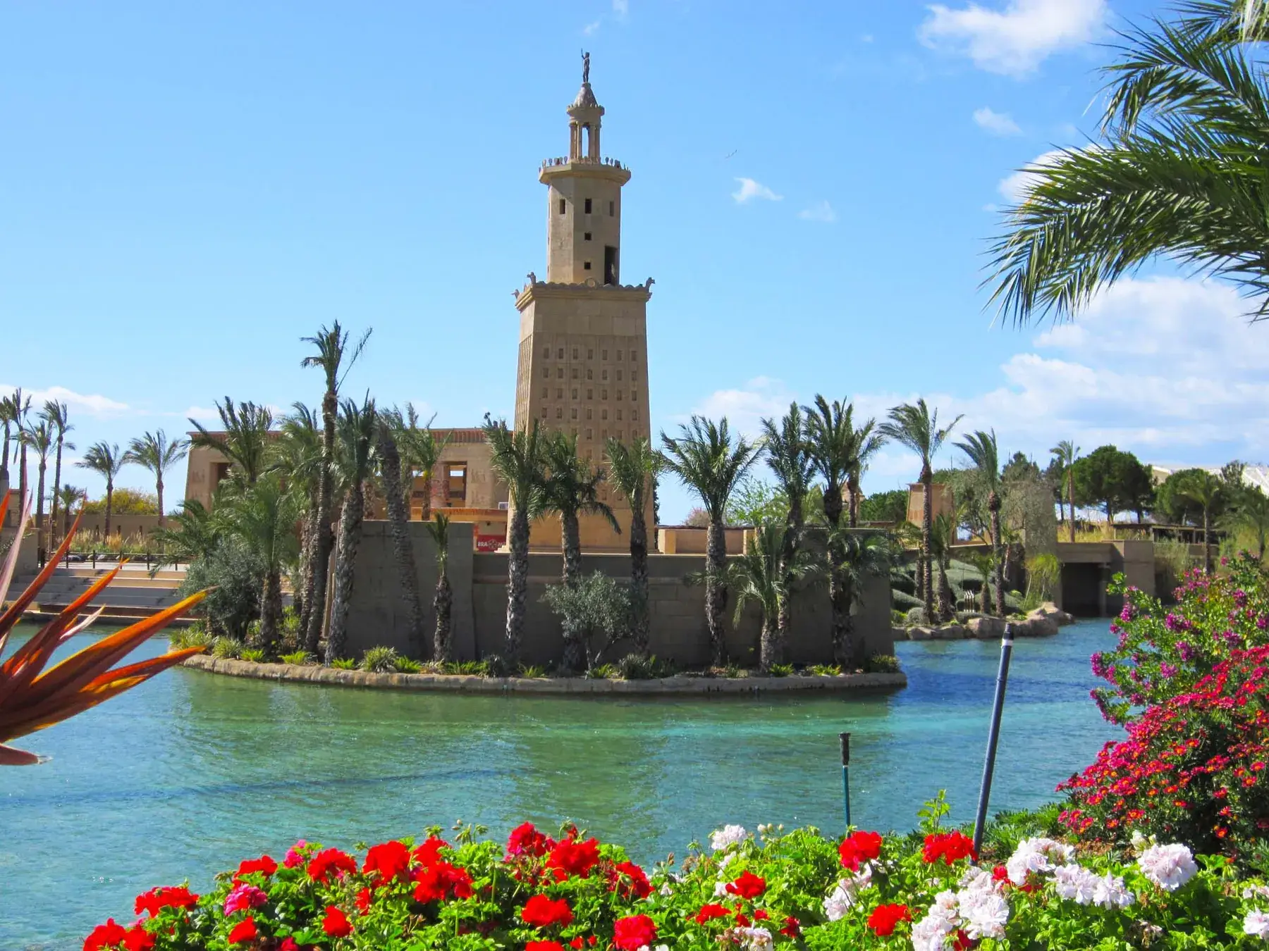 The replica of the Lighthouse of Alexandria reflected in Terra Mítica’s central lake