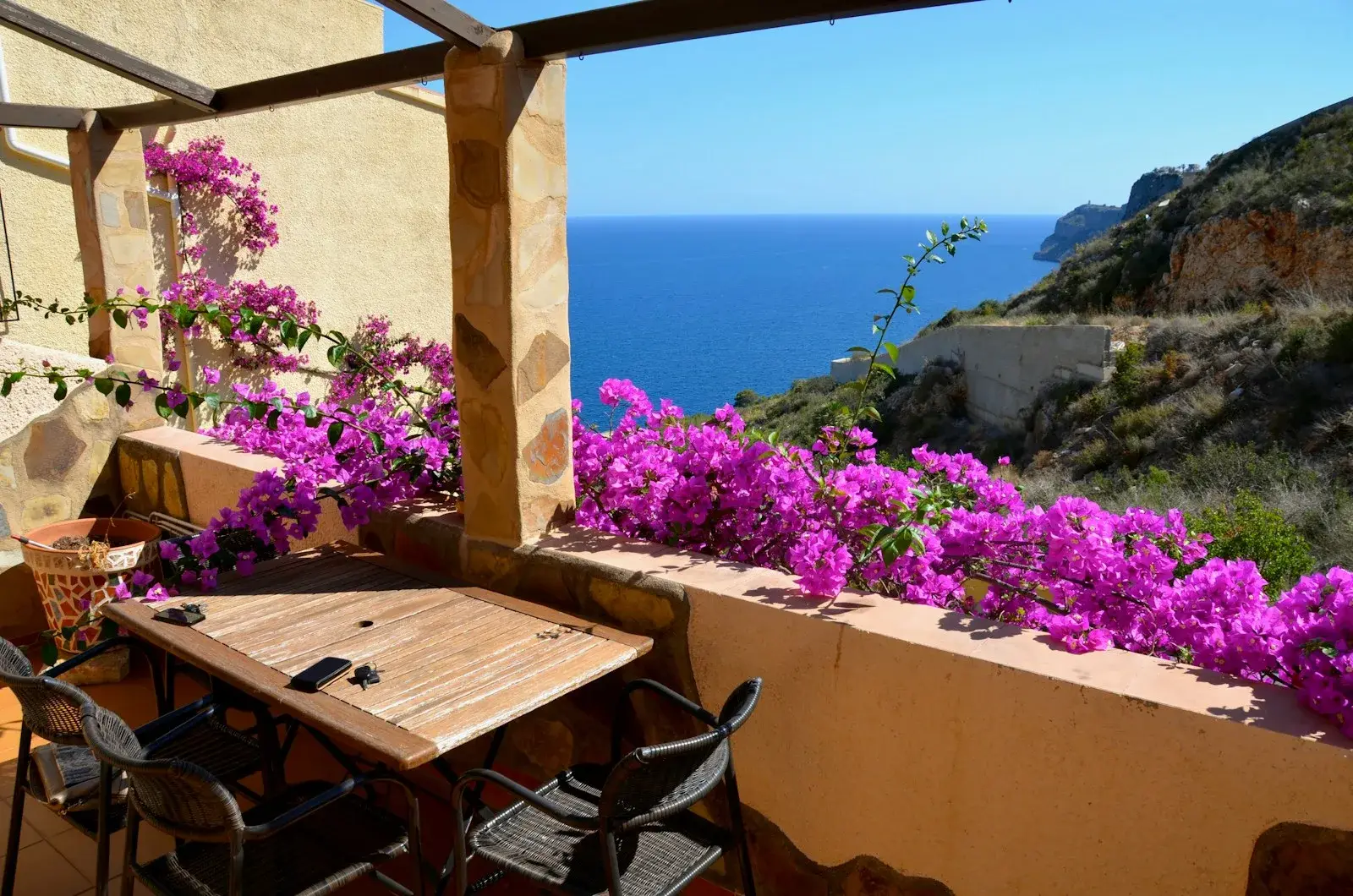 Terraza cubierta de buganvillas con vistas al Mediterráneo